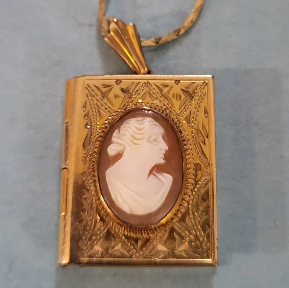 Vintage Goldtone Cameo Locket Jewelry Set #905 - Picture 3 of 5